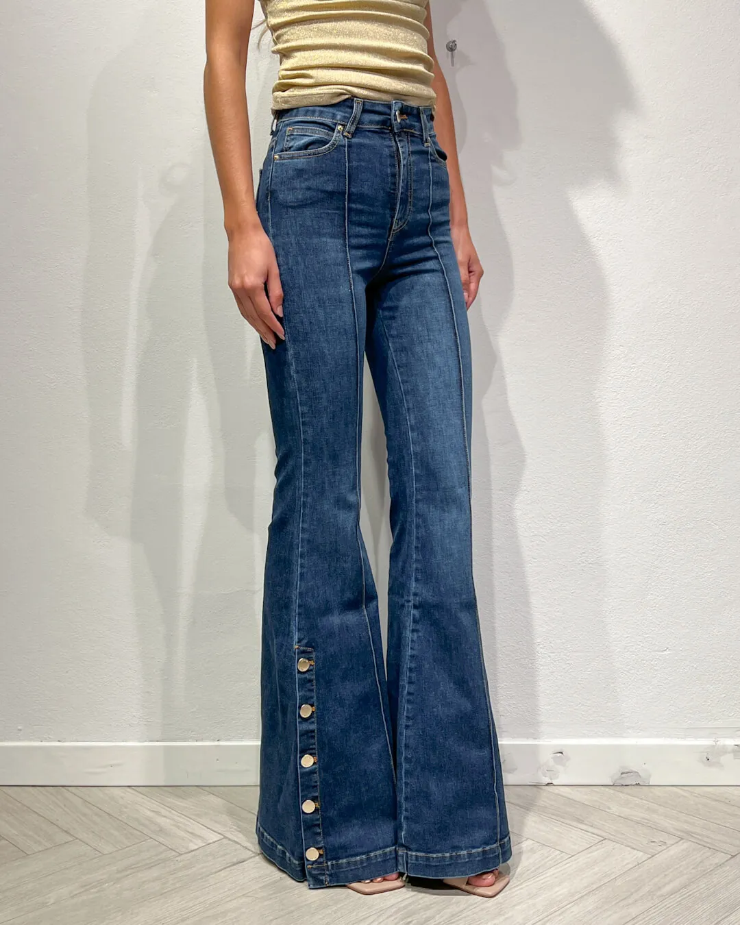 -JEANS FLARE CON BOTTONI DORATI – MARTA – VICOLO